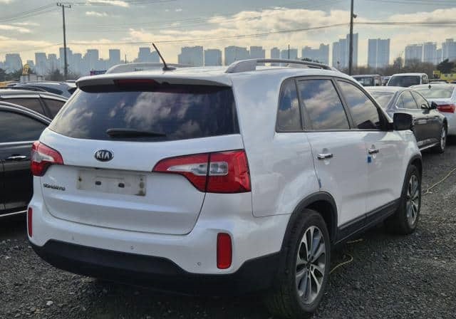 Is the KIA SORENTO 7SEAT 2013 fuel-efficient for long trips in Uganda?