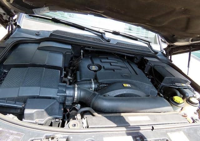 Is the LAND ROVER DISCOVERY 3 2009 suitable for off-road driving in Uganda?