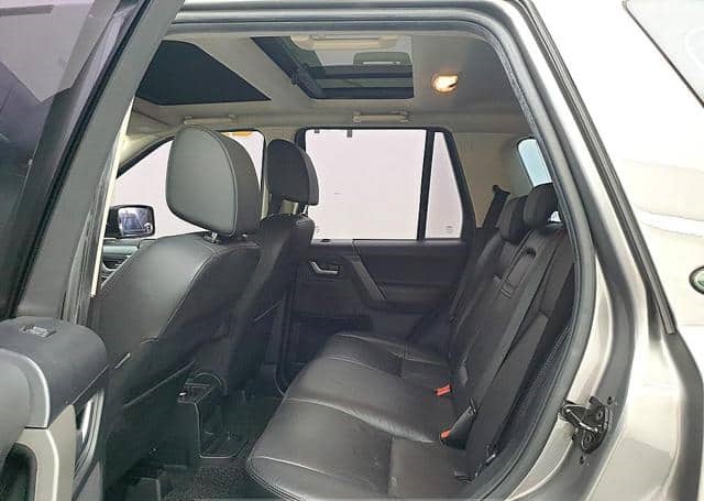 Is the LAND ROVER FREELANDER 2.2 TD4 HSE 2010 fuel-efficient for Ugandan roads?
