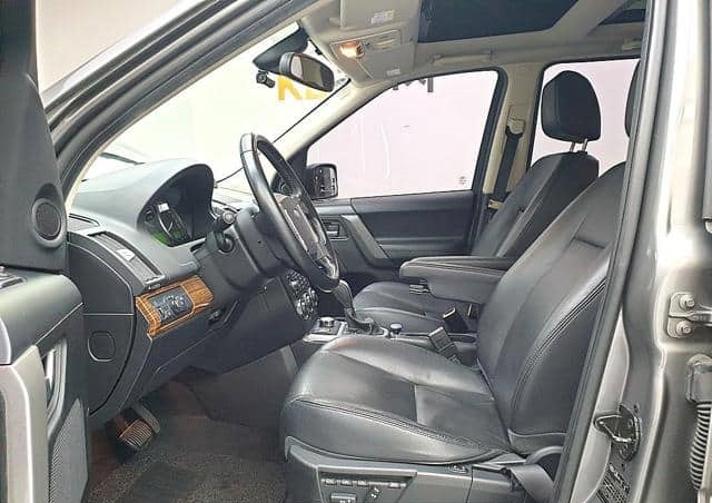Is the LAND ROVER FREELANDER 2.2 TD4 HSE 2010 fuel-efficient for Ugandan roads?