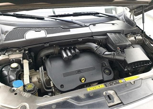 Is the LAND ROVER FREELANDER 2.2 TD4 HSE 2010 fuel-efficient for Ugandan roads?