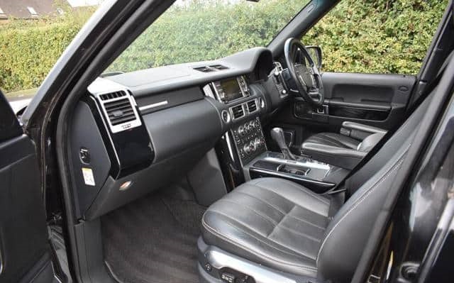 Is the LAND ROVER RANGE ROVER 5.0 V8 AUTOBIOGRAPHY 2009 suitable for off-road driving in Uganda?