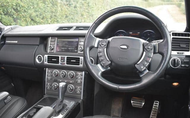 Is the LAND ROVER RANGE ROVER 5.0 V8 AUTOBIOGRAPHY 2009 suitable for off-road driving in Uganda?