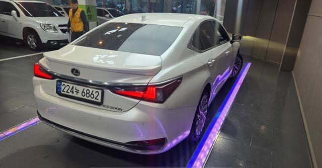 Is the LEXUS ES LUXURY PLUS 2023 suitable for long-distance travel in Uganda?