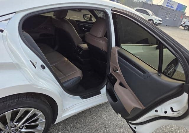 Is the LEXUS ES 300H LUXURY PLUS 2024 fuel-efficient for urban driving in Uganda?