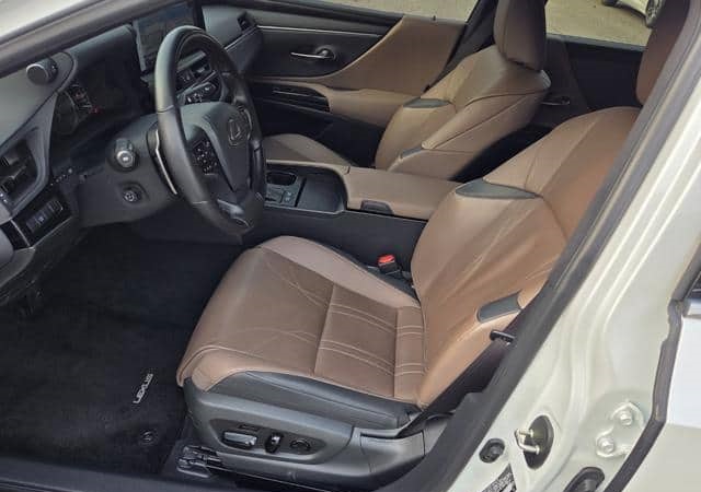 Is the LEXUS ES 300H LUXURY PLUS 2024 fuel-efficient for urban driving in Uganda?