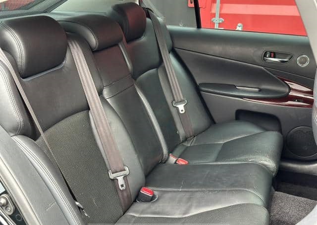 Is the LEXUS GS 450HL 2011 suitable for Ugandan roads?