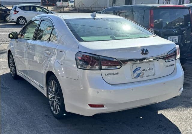 Is the LEXUS HS 250H 2017 fuel-efficient for daily commuting in Uganda?