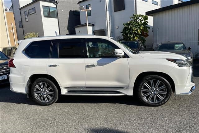 Is the LEXUS LX 2016 suitable for Uganda’s terrain?