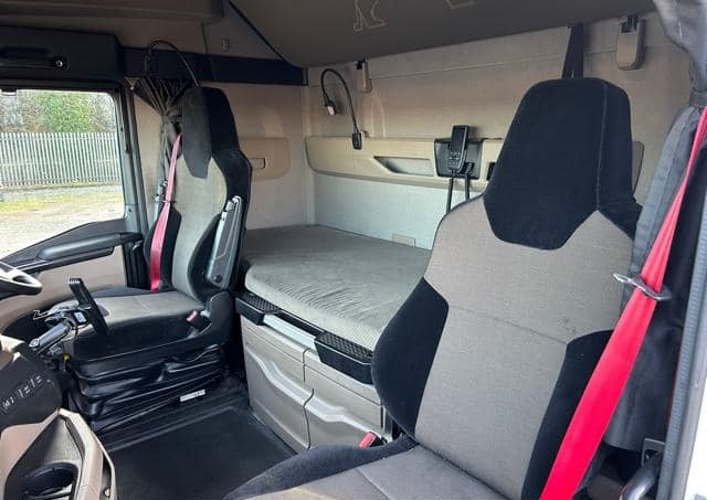 What are the key features of MAN TGX AUTOMATIC DIESEL 2022?