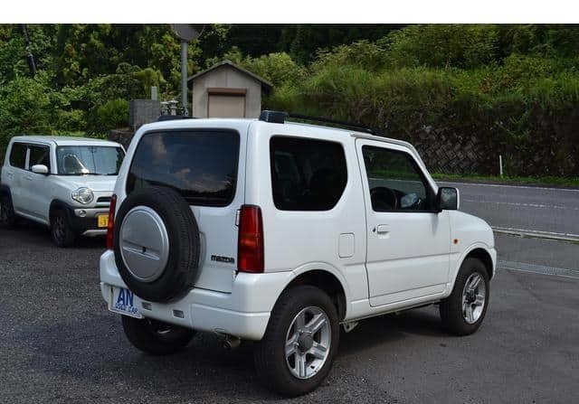 Is the MAZDA AZ-OFFROAD 2011 suitable for rural driving conditions in Uganda?