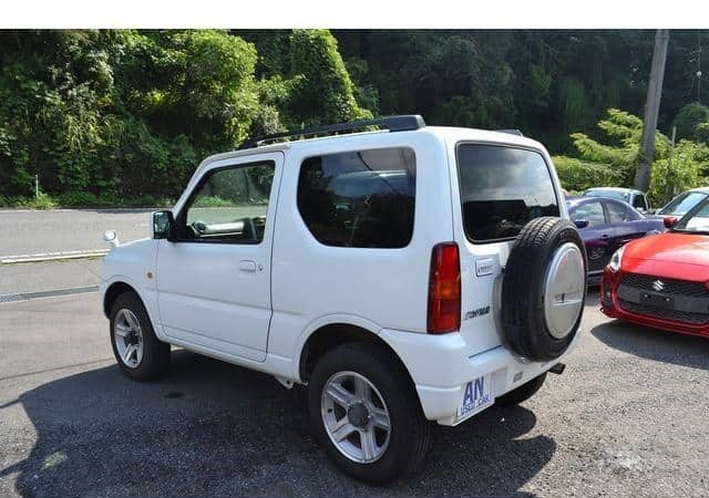 Is the MAZDA AZ-OFFROAD 2011 suitable for rural driving conditions in Uganda?
