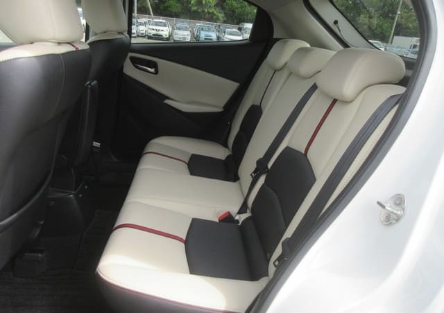 Is the MAZDA DEMIO XD 2015 fuel efficient for daily commuting in Uganda?