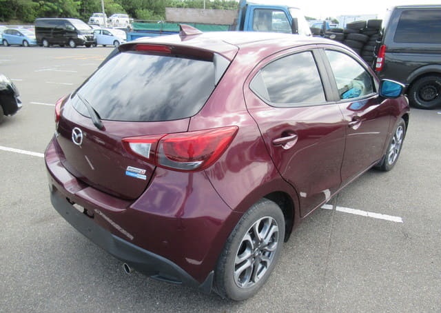 Is the MAZDA DEMIO XD 2017 fuel efficient for city driving in Uganda?