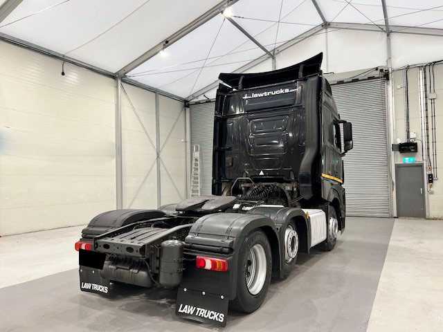 Is the MERCEDES-BENZ ACTROS 2014 suitable for long-distance hauls in Uganda?