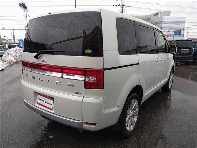 Is the MITSUBISHI DELICA D5 2016 suitable for family travel in Uganda?