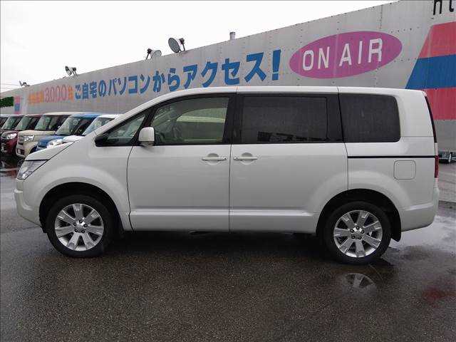 Is the MITSUBISHI DELICA D5 2016 suitable for family travel in Uganda?