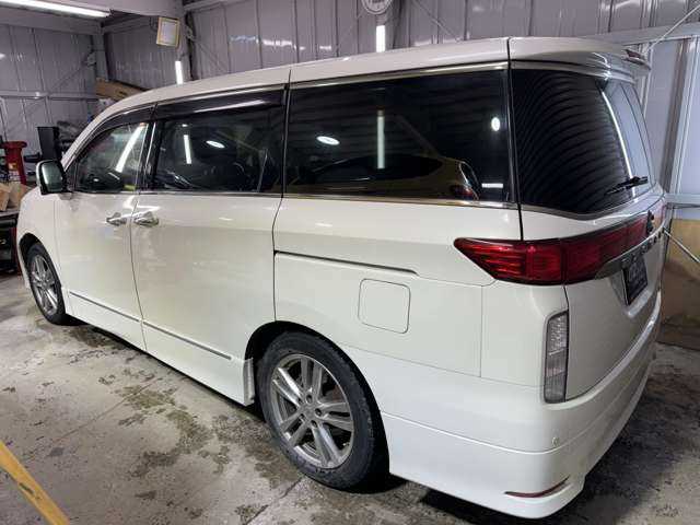 NISSAN ELGRAND 2011 Interior Features Tech And Comfort Essentials