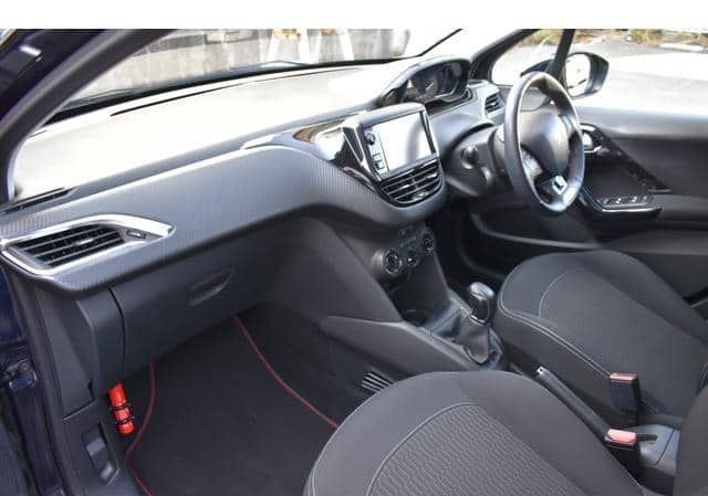What are the key features of PEUGEOT 208 2019?