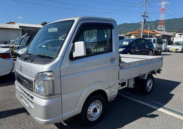 Is the SUZUKI CARRY VAN 2016 fuel-efficient for urban driving?