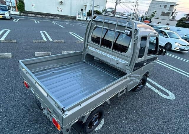 Is the SUZUKI SUPER CARRY 2025 suitable for small business needs in Uganda?