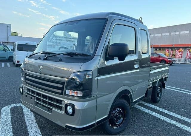 Is the SUZUKI SUPER CARRY 2025 suitable for small business needs in Uganda?