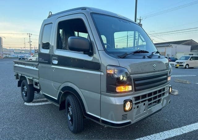 Is the SUZUKI SUPER CARRY 2025 suitable for small business needs in Uganda?