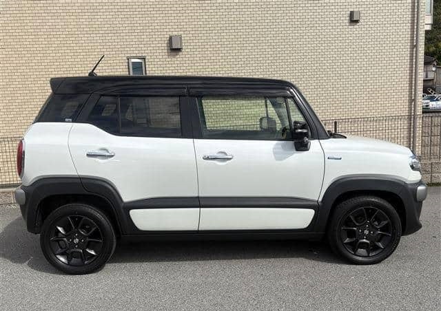 Is the SUZUKI X BEE HVMZPKG 2021 fuel-efficient for daily commuting in Uganda?