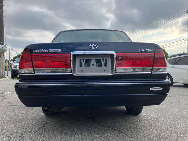 Is the TOYOTA CROWN SEDAN 2004 fuel-efficient for Ugandan roads?