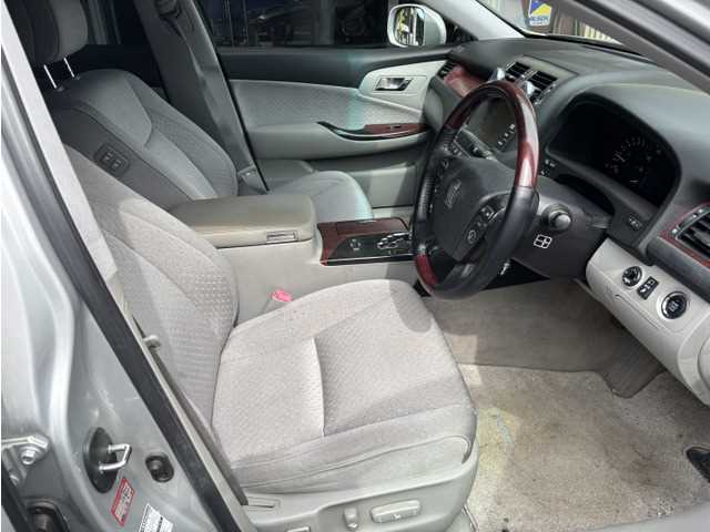 Is the TOYOTA CROWN 2009 fuel-efficient for Ugandan roads?