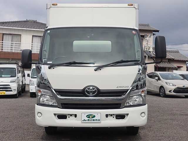 Is the TOYOTA DYNA 2015 suitable for transporting goods in Uganda?