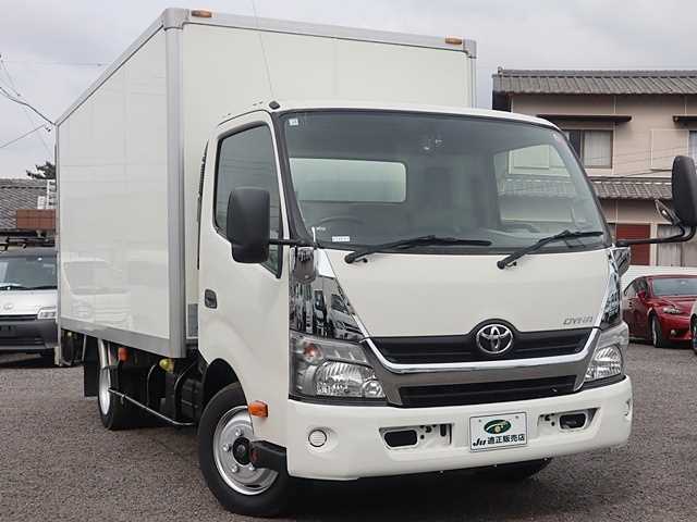 Is the TOYOTA DYNA 2015 suitable for transporting goods in Uganda?