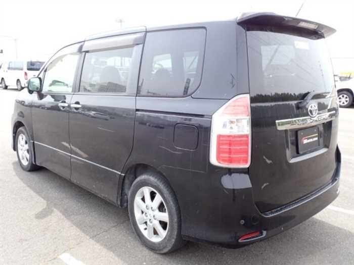Is the TOYOTA NOAH 2010 suitable for rough Ugandan roads?