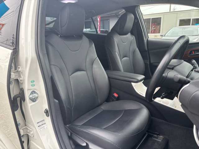 Is the TOYOTA PRIUS 2017TOYOTA PRIUS 2017 a good choice for fuel efficiency in Uganda?