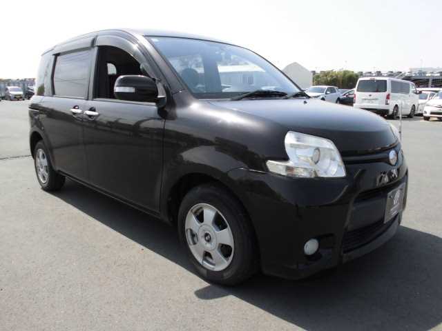 Is the TOYOTA SIENTA 2012 fuel-efficient for city driving in Uganda?