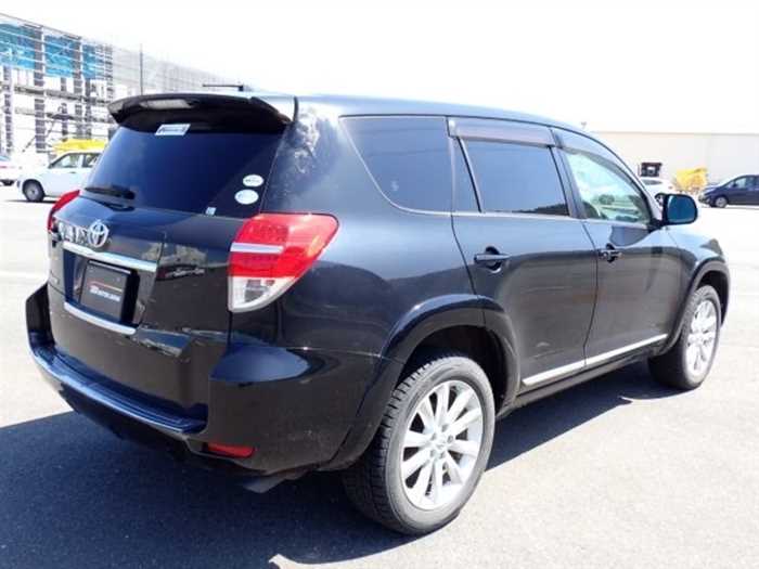 Is the TOYOTA VANGUARD 2012 fuel efficient for Ugandan roads?