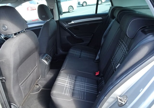 Is the VOLKSWAGEN GOLF LOUNGE 2016 fuel-efficient for daily commuting in Uganda?