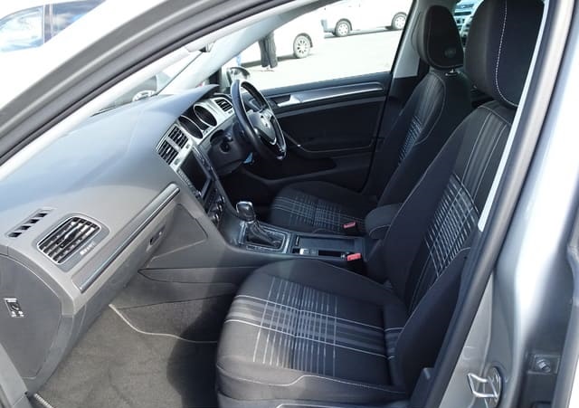 Is the VOLKSWAGEN GOLF LOUNGE 2016 fuel-efficient for daily commuting in Uganda?