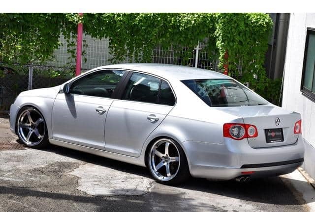 Is the VOLKSWAGEN JETTA 2007 fuel efficient for urban driving in Uganda?