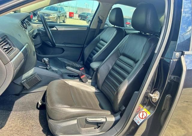 Is the VOLKSWAGEN JETTA JETTA GP 1.4 TSI 2017 fuel-efficient for city driving?