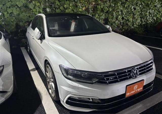 Is the VOLKSWAGEN PASSAT TSIR 2017 fuel-efficient for long drives in Uganda?