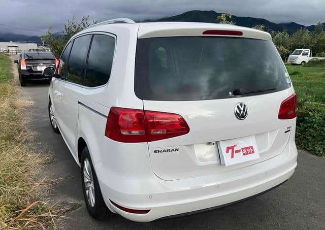 Is the VOLKSWAGEN SHARAN 2011 fuel efficient for long journeys in Uganda?