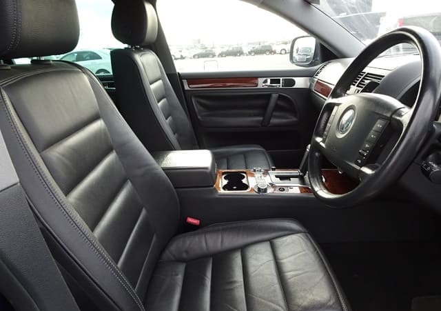 Is the VOLKSWAGEN TOUAREG V8 2006 suitable for Ugandan road conditions?