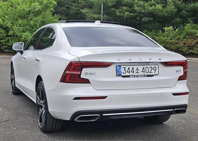 Is the VOLVO S60 2021 suitable for Uganda’s road conditions?