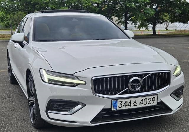 Is the VOLVO S60 2021 suitable for Uganda’s road conditions?