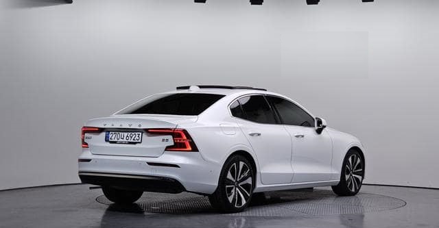Is the VOLVO S60 B5 ULTRA BRIGHT 2025 suitable for Ugandan road conditions?