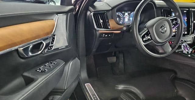Is the VOLVO S90 T8 AWD EXCELLENCE 2020 fuel-efficient for city driving in Uganda?