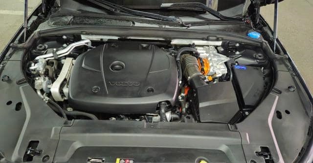 Is the VOLVO S90 T8 AWD EXCELLENCE 2020 fuel-efficient for city driving in Uganda?