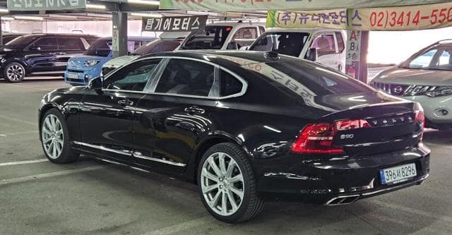 Is the VOLVO S90 T8 AWD EXCELLENCE 2020 fuel-efficient for city driving in Uganda?