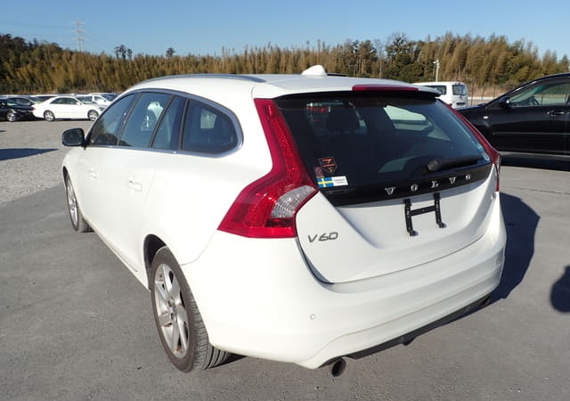 Is the VOLVO V60 T4 SE 2014 fuel-efficient for city driving?